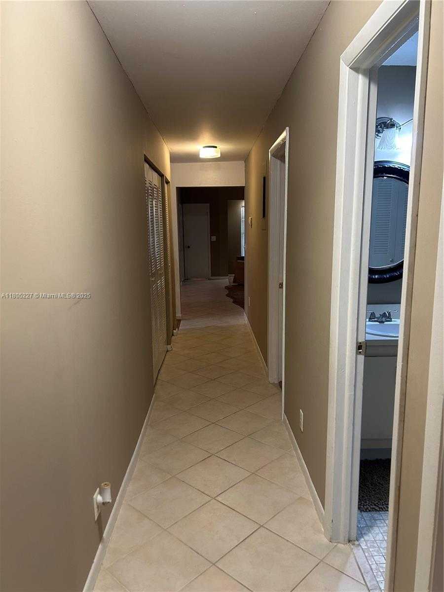 Small Image of 8631 BRIDLE PATH CT, Davie Number 18