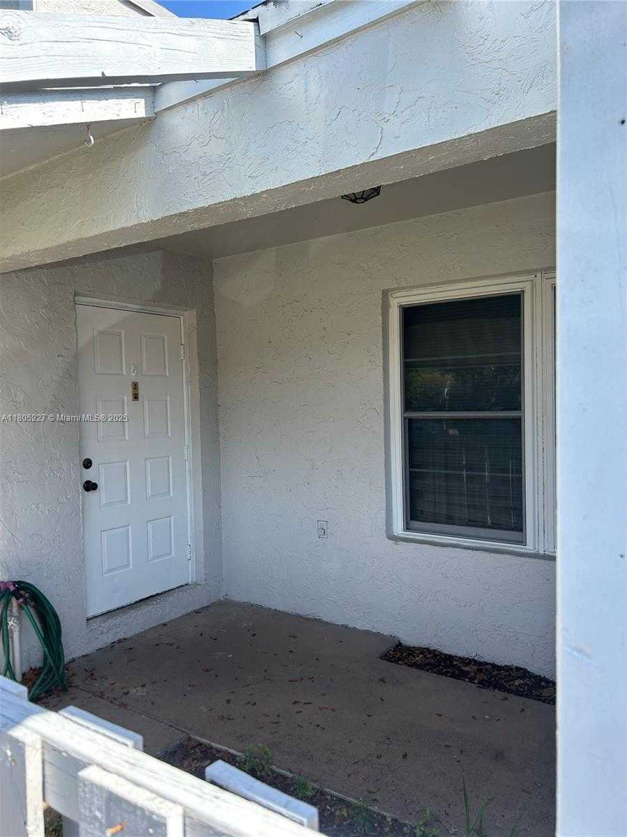 Small Image of 8631 BRIDLE PATH CT, Davie Number 2