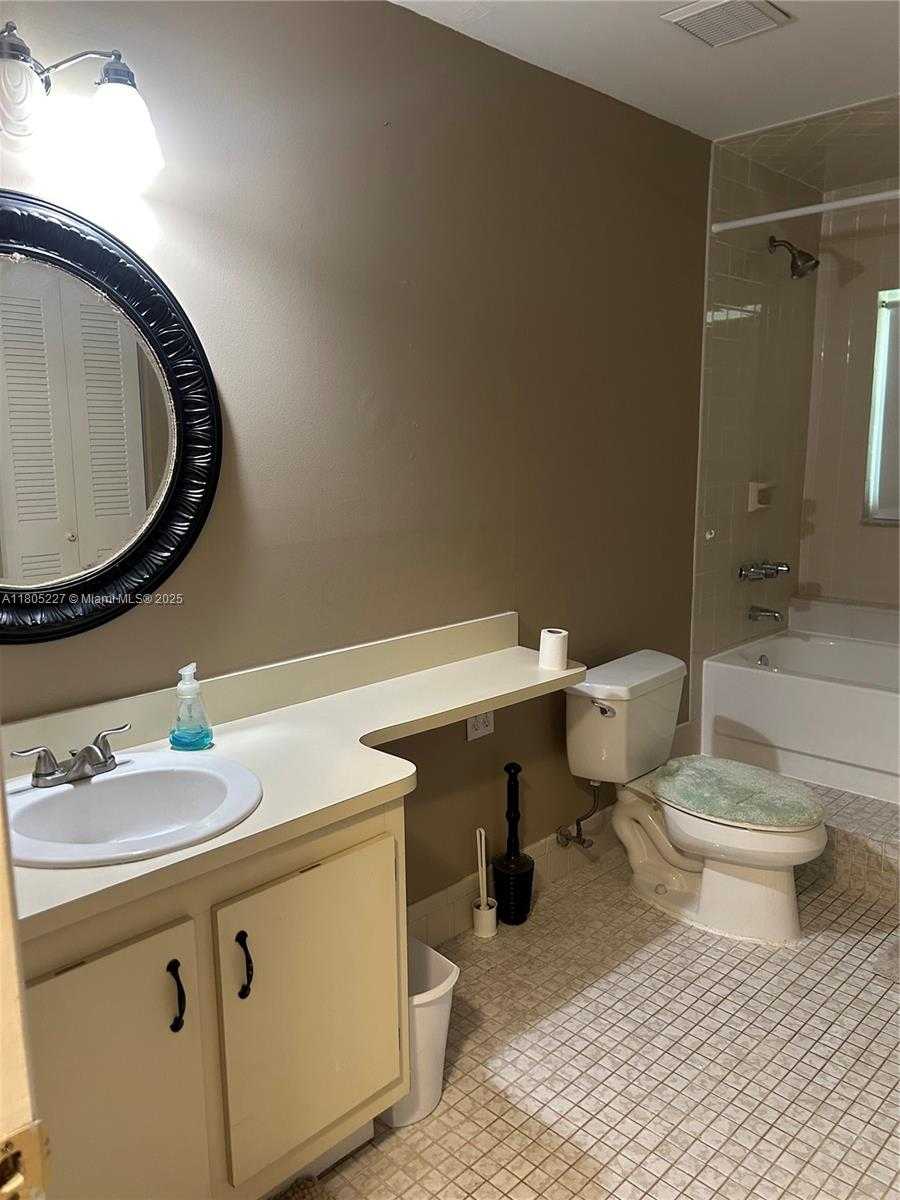 Small Image of 8631 BRIDLE PATH CT, Davie Number 21
