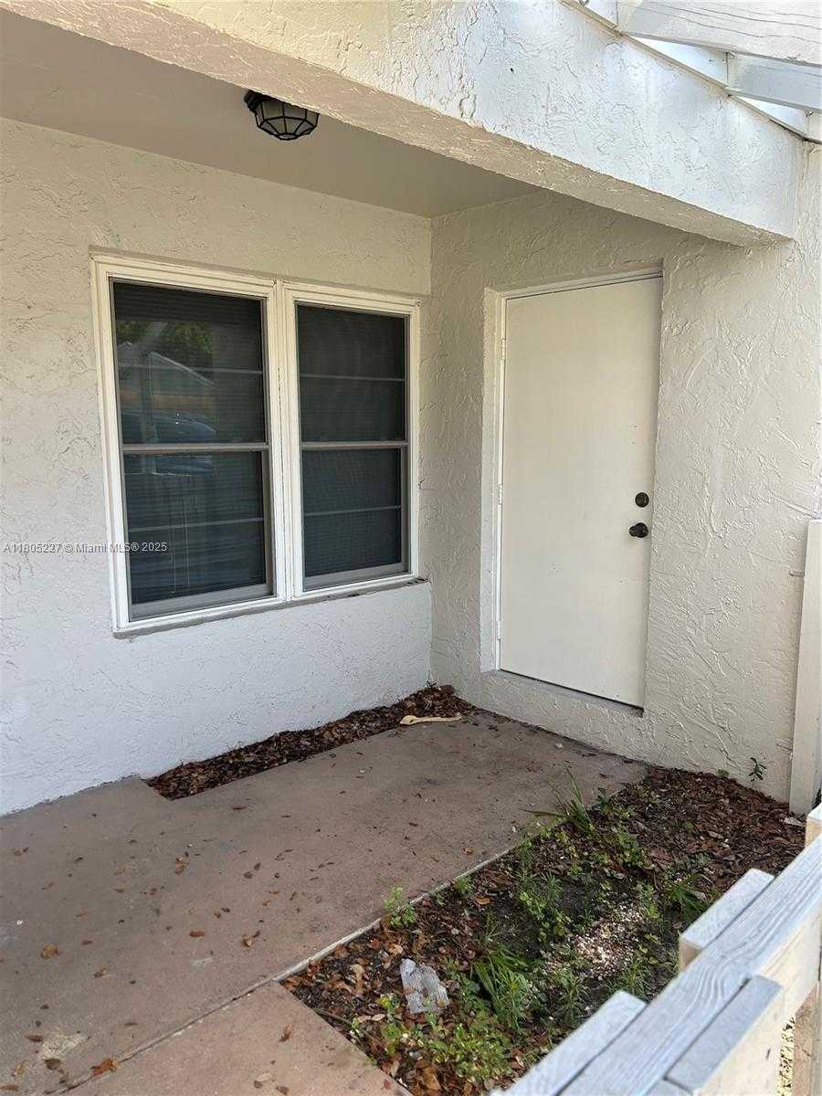 Small Image of 8631 BRIDLE PATH CT, Davie Number 29