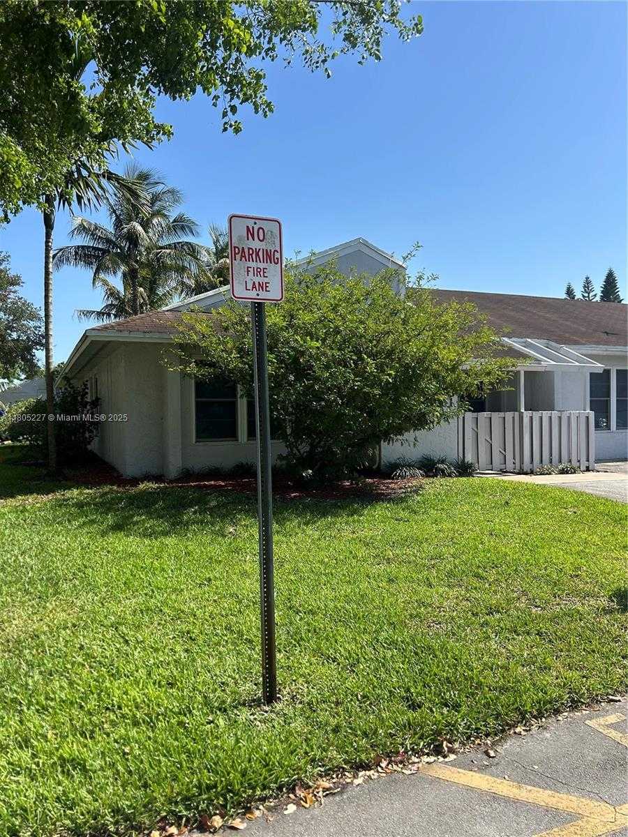 Small Image of 8631 BRIDLE PATH CT, Davie Number 31