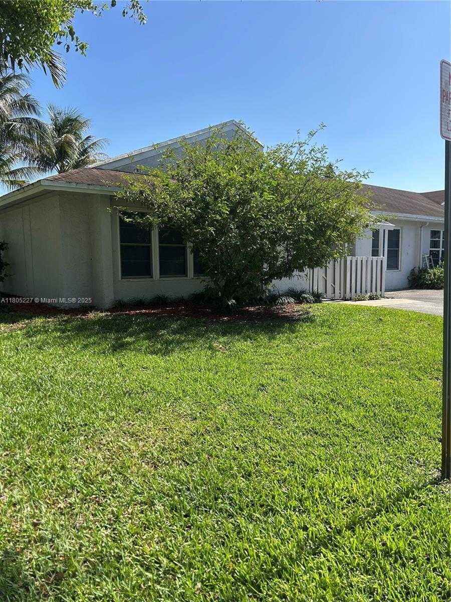 Small Image of 8631 BRIDLE PATH CT, Davie Number 32