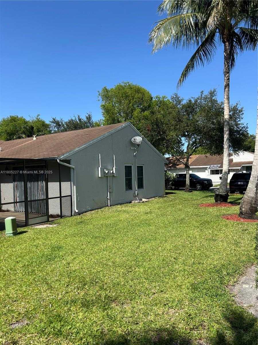 Small Image of 8631 BRIDLE PATH CT, Davie Number 34