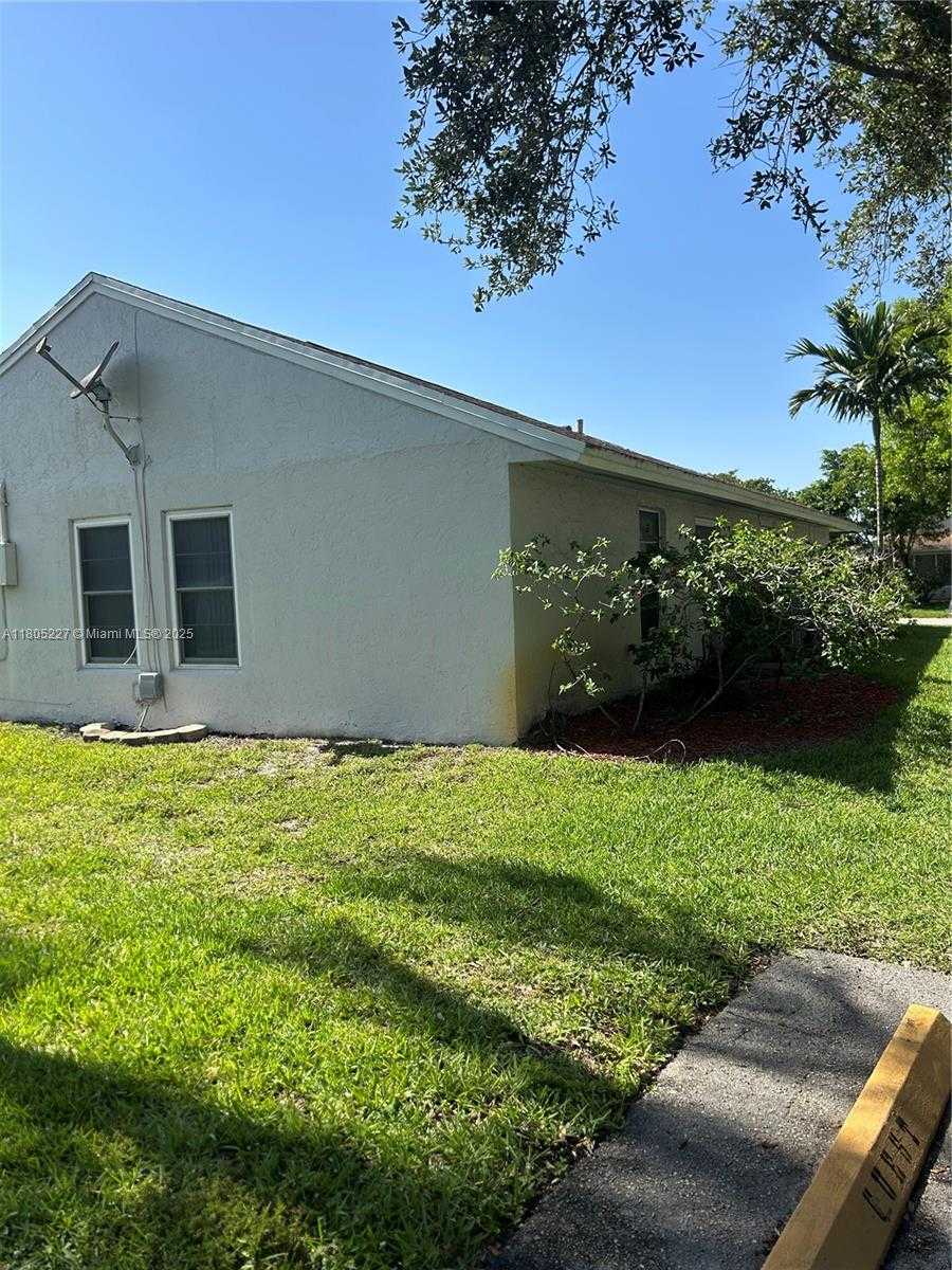 Small Image of 8631 BRIDLE PATH CT, Davie Number 35