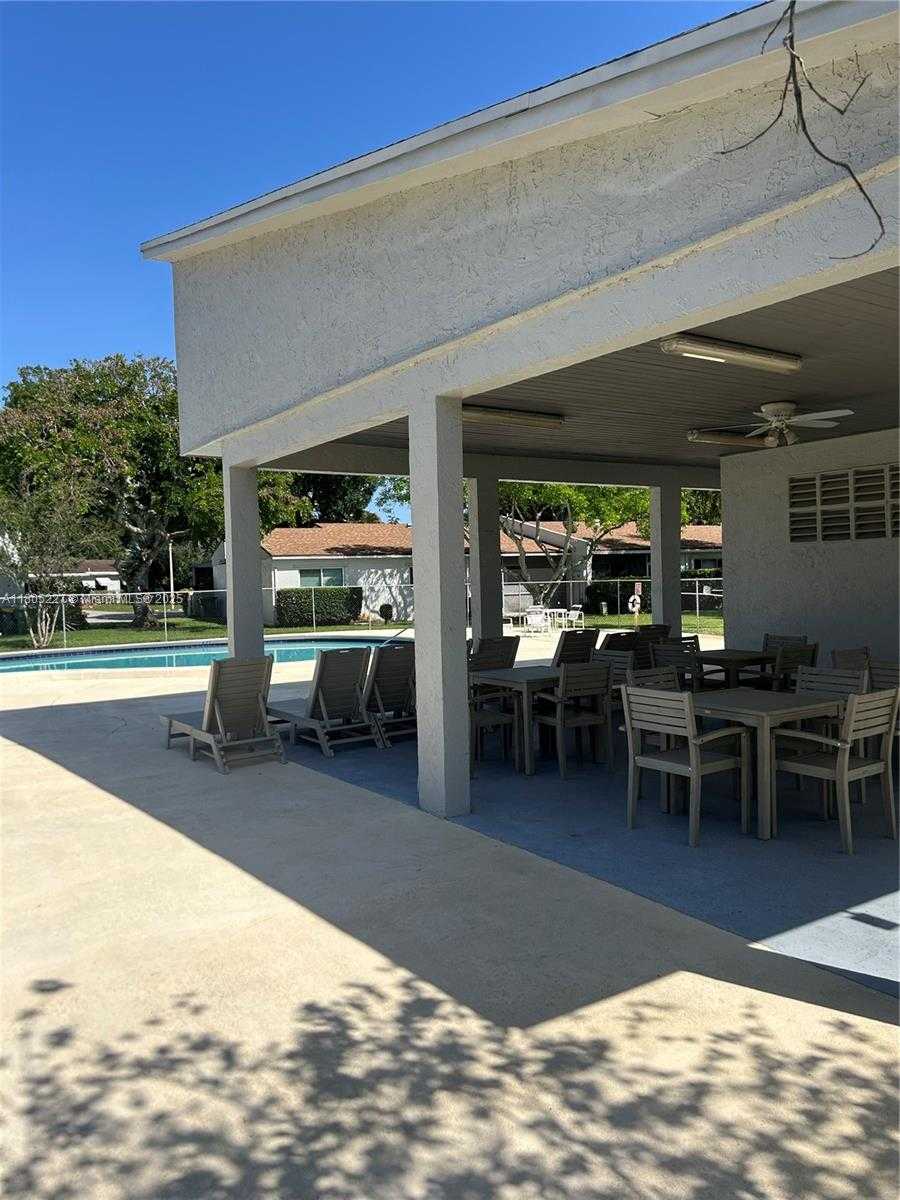 Small Image of 8631 BRIDLE PATH CT, Davie Number 38