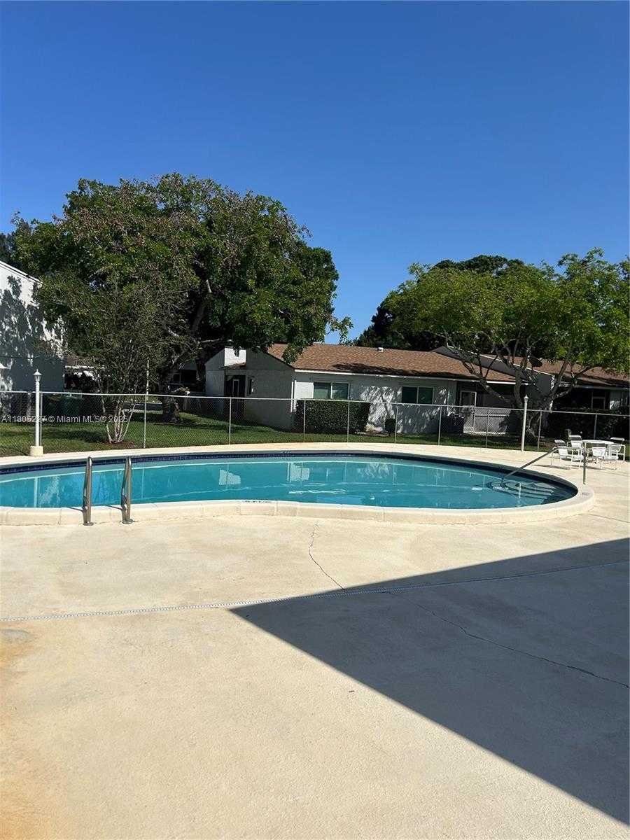 Small Image of 8631 BRIDLE PATH CT, Davie Number 39