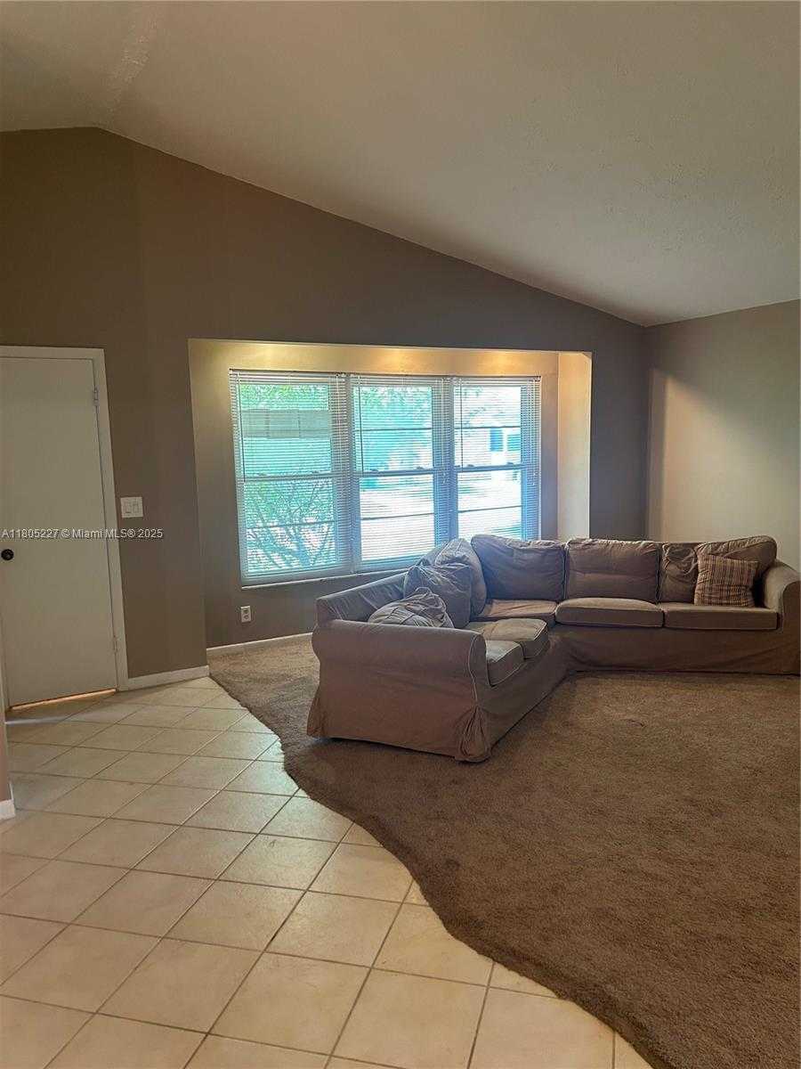 Small Image of 8631 BRIDLE PATH CT, Davie Number 4