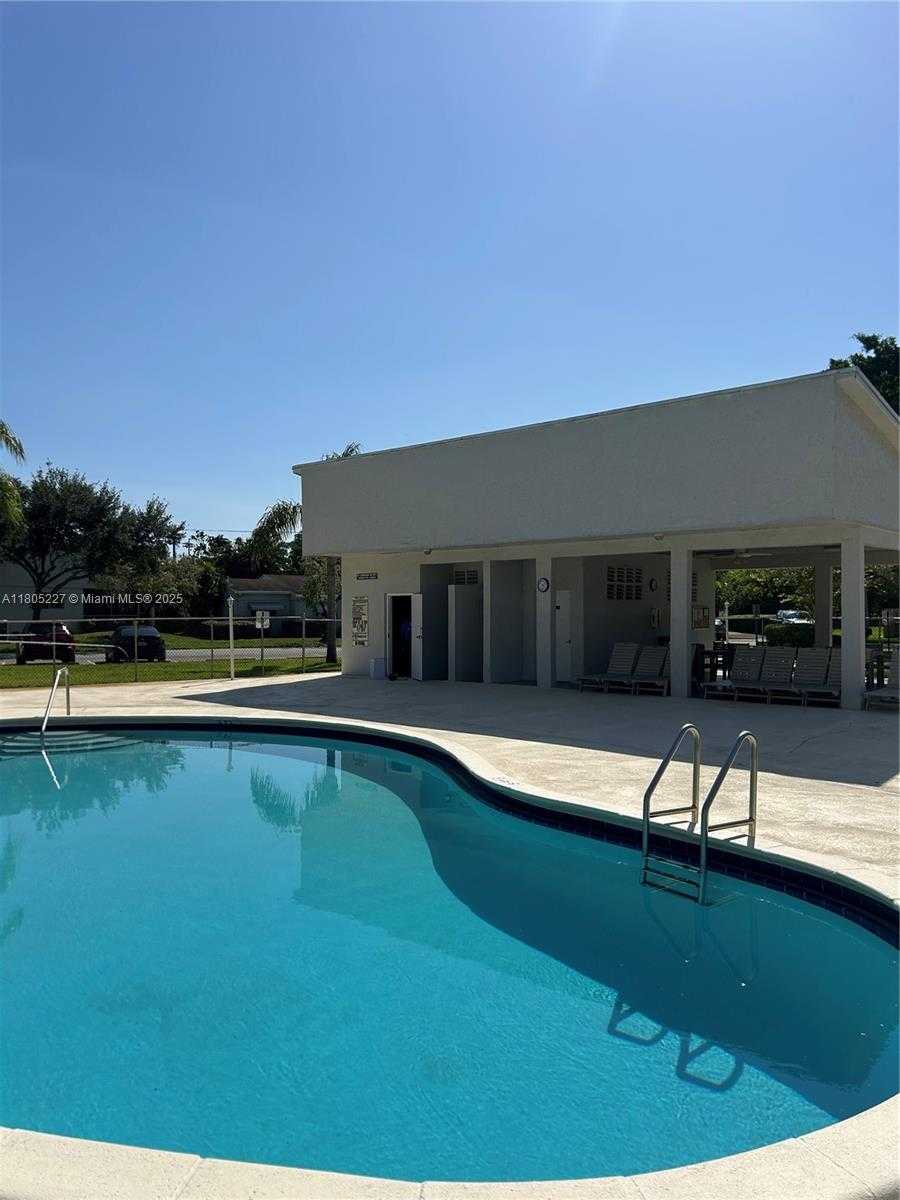 Small Image of 8631 BRIDLE PATH CT, Davie Number 40