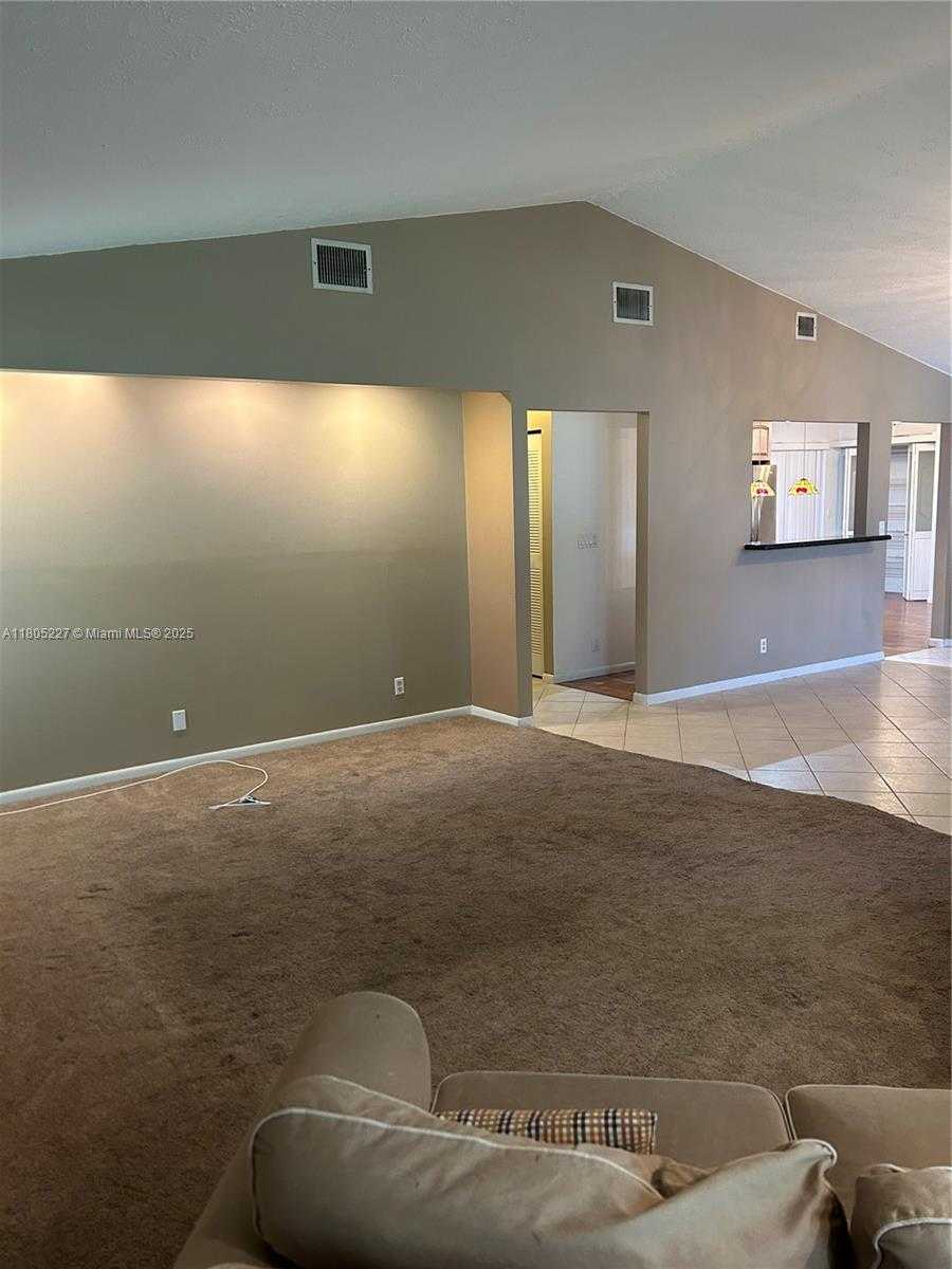 Small Image of 8631 BRIDLE PATH CT, Davie Number 7
