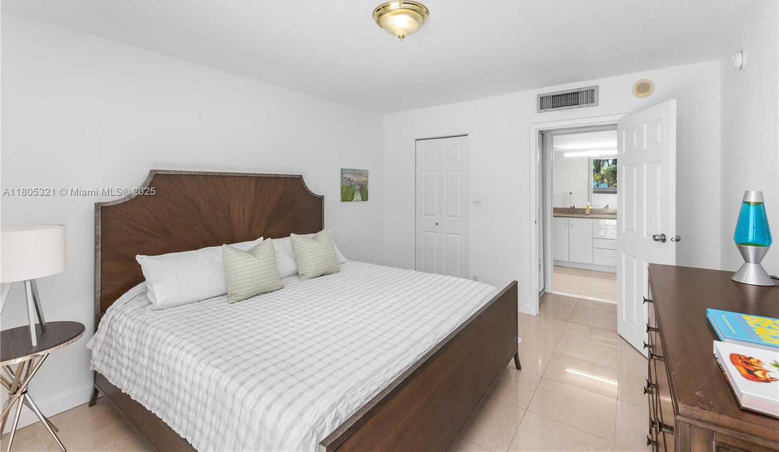 Small Image of 2655 COLLINS AVE #411, Miami Beach Number 10