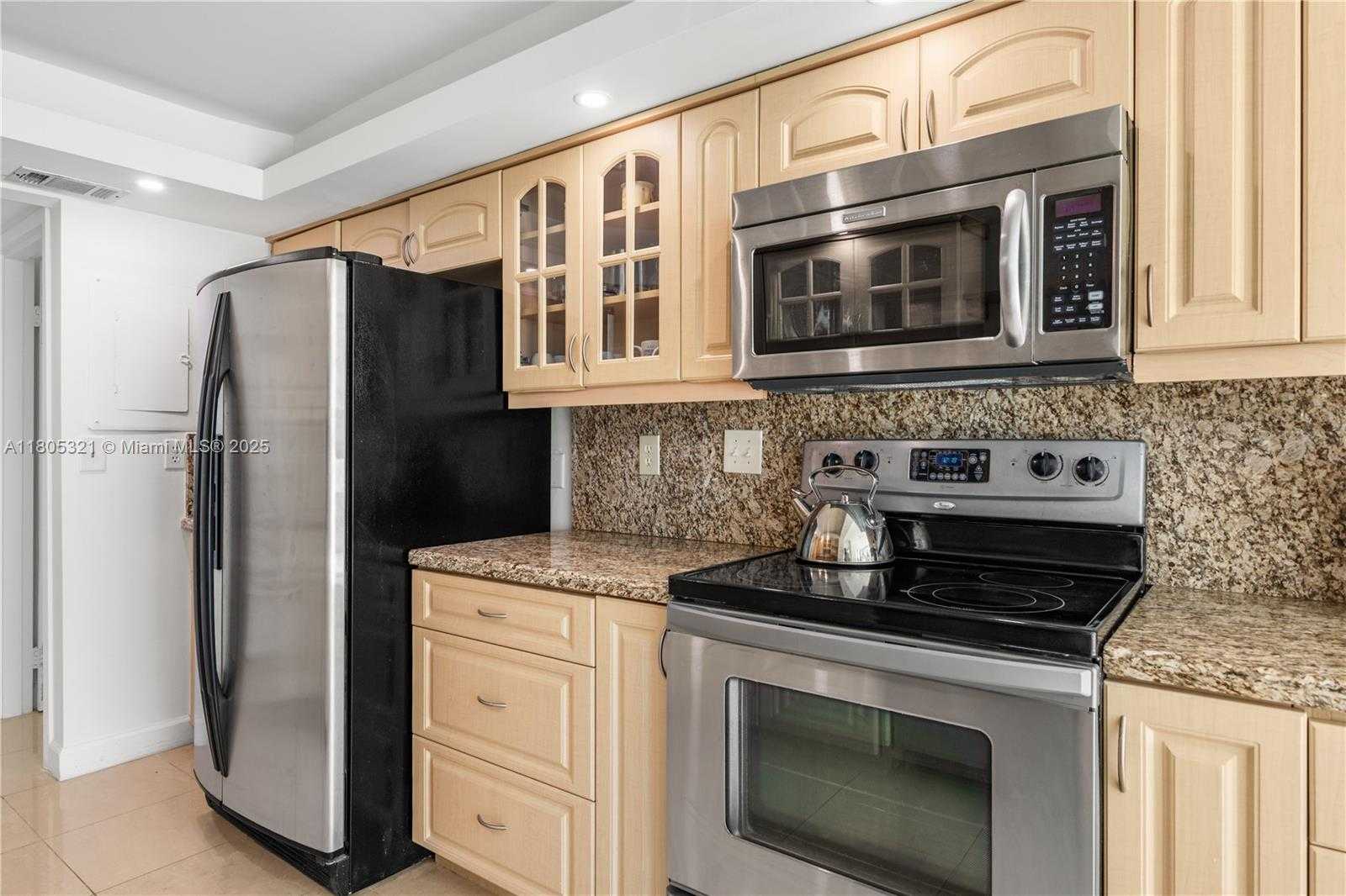 Small Image of 2655 COLLINS AVE #411, Miami Beach Number 21