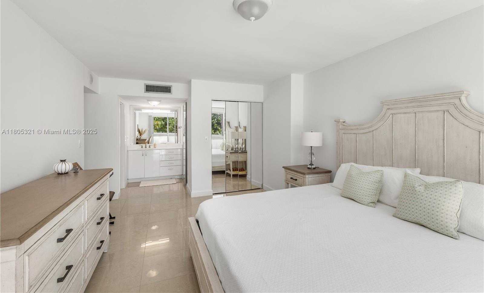 Small Image of 2655 COLLINS AVE #411, Miami Beach Number 6