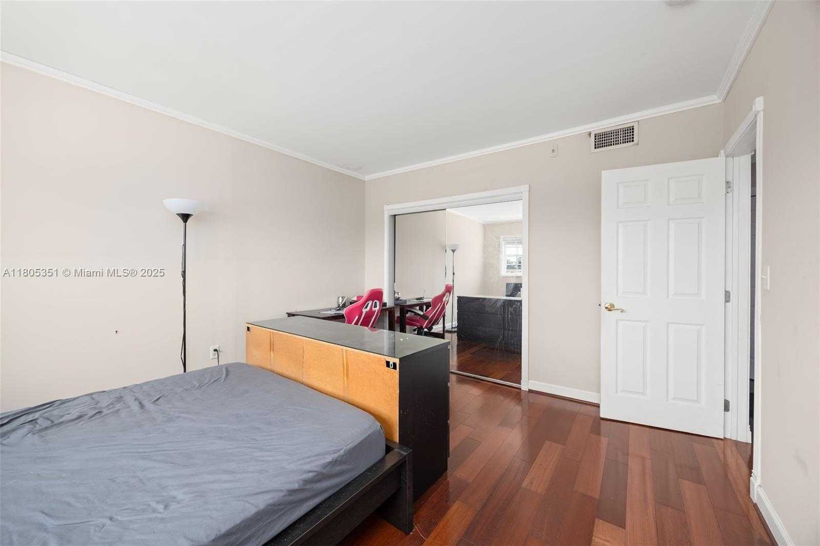 Small Image of 462 GOLDEN ISLES DR #305, Hallandale Beach Number 18