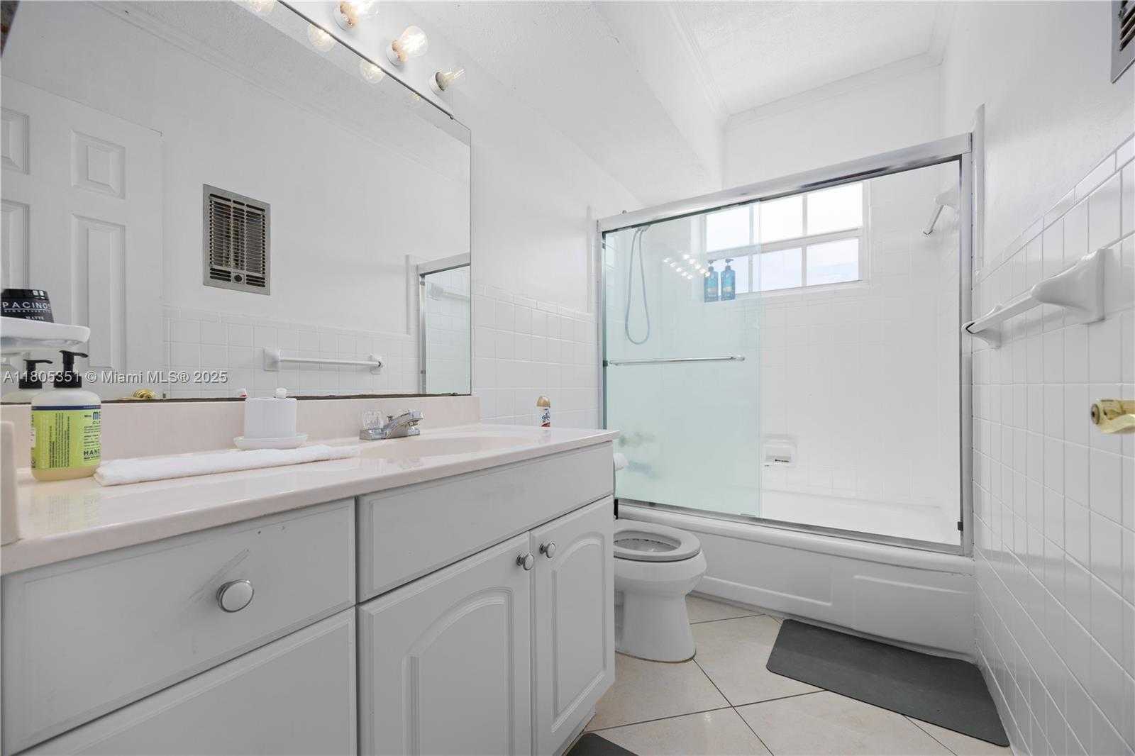 Small Image of 462 GOLDEN ISLES DR #305, Hallandale Beach Number 19