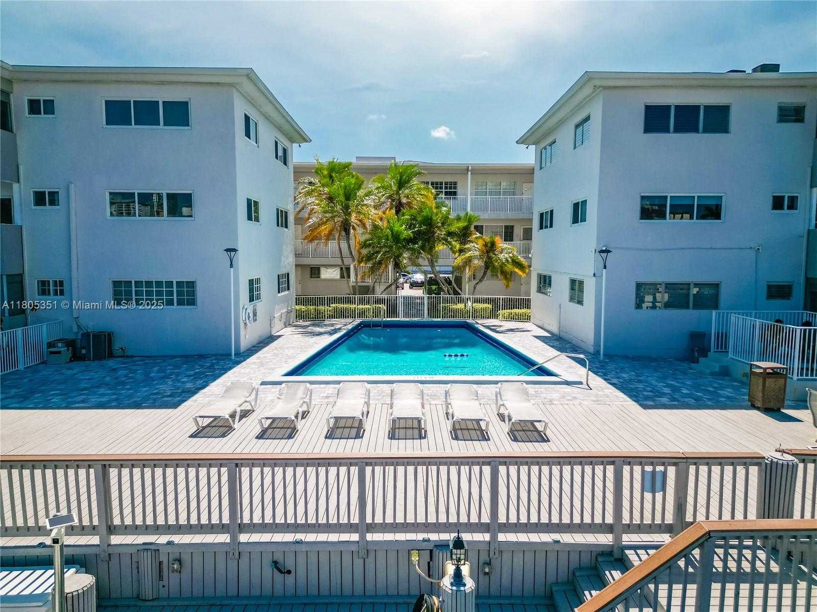 Small Image of 462 GOLDEN ISLES DR #305, Hallandale Beach Number 20