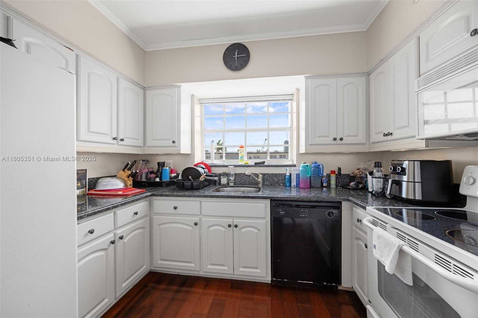 Small Image of 462 GOLDEN ISLES DR #305, Hallandale Beach Number 8