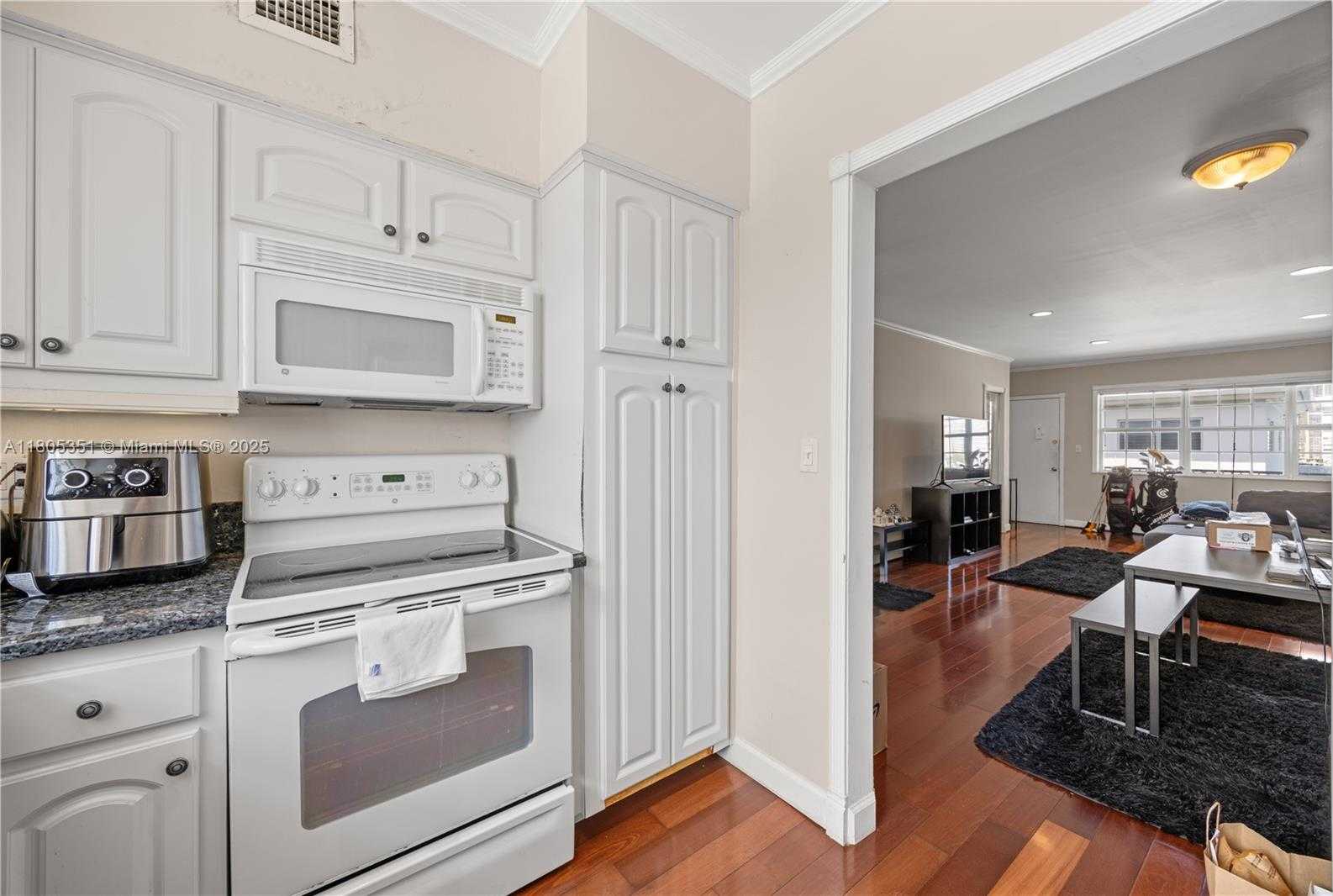 Small Image of 462 GOLDEN ISLES DR #305, Hallandale Beach Number 9