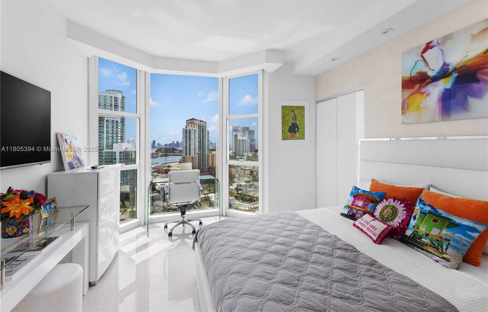 Small Image of 300 SOUTH POINTE DR #2005, Miami Beach Number 17