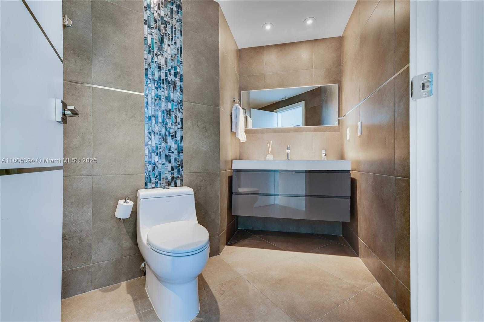 Small Image of 300 SOUTH POINTE DR #2005, Miami Beach Number 18