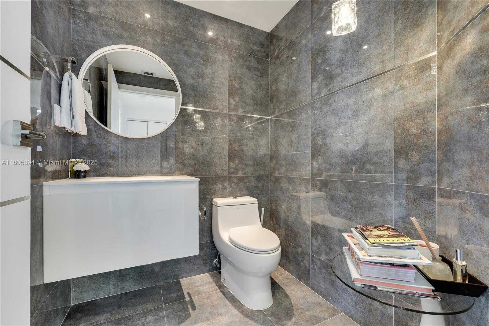 Small Image of 300 SOUTH POINTE DR #2005, Miami Beach Number 8