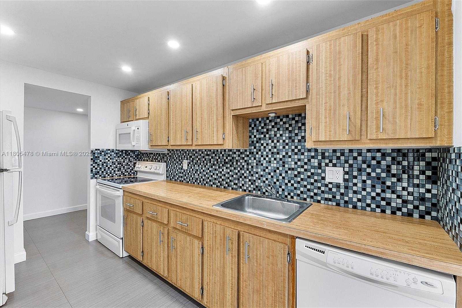 Small Image of Lauderhill Number 9