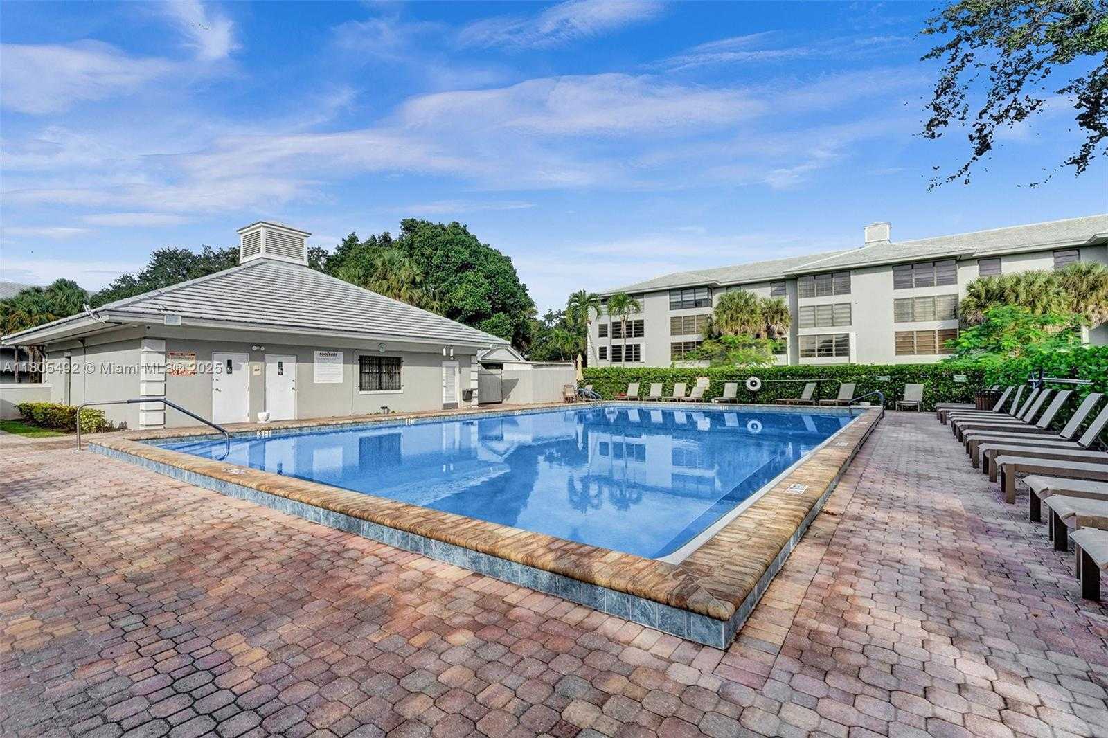 Small Image of 1510 WHITEHALL DR #402, Davie Number 26