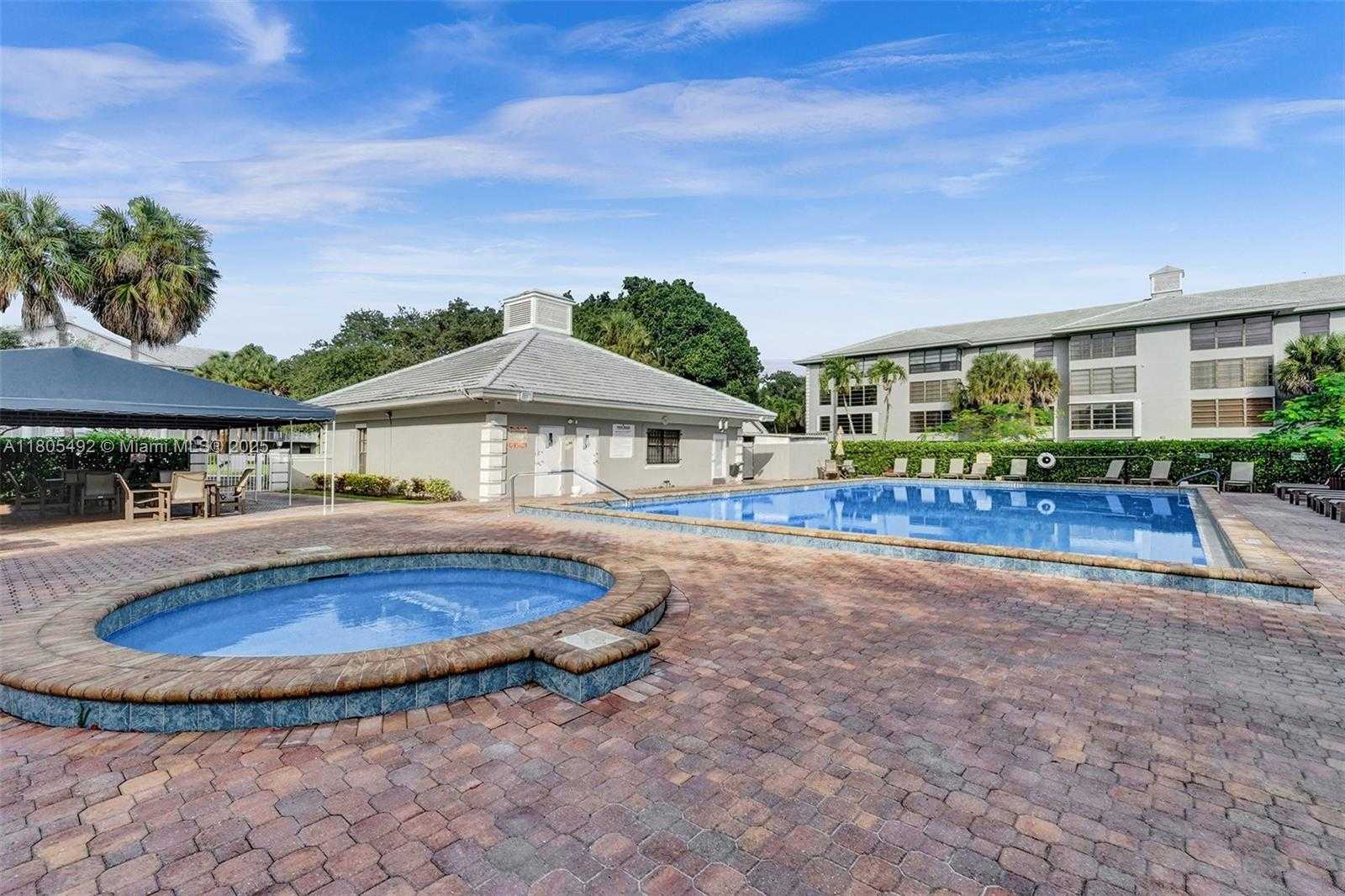 Small Image of 1510 WHITEHALL DR #402, Davie Number 27