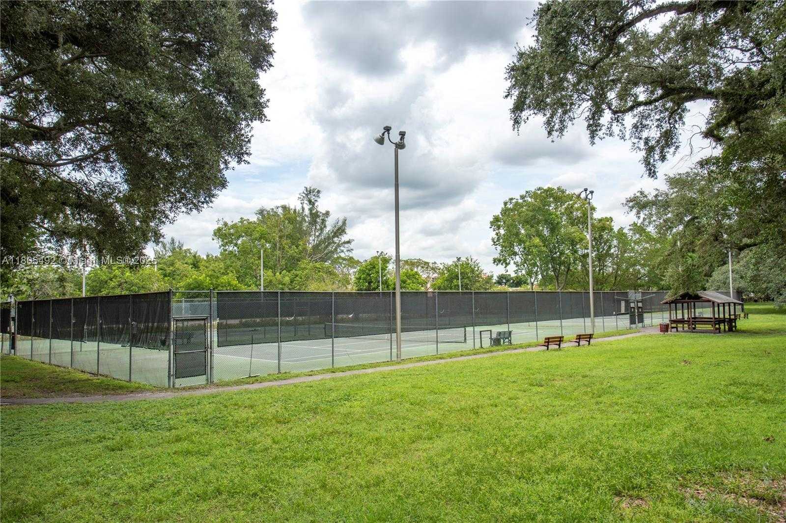 Small Image of 1510 WHITEHALL DR #402, Davie Number 30