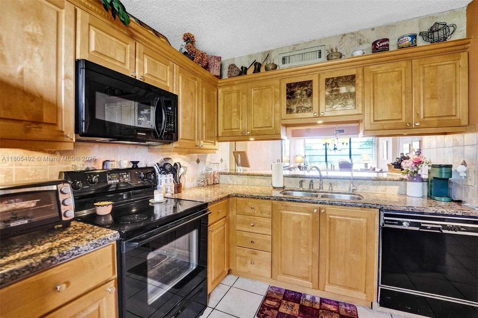 Small Image of 1510 WHITEHALL DR #402, Davie Number 4
