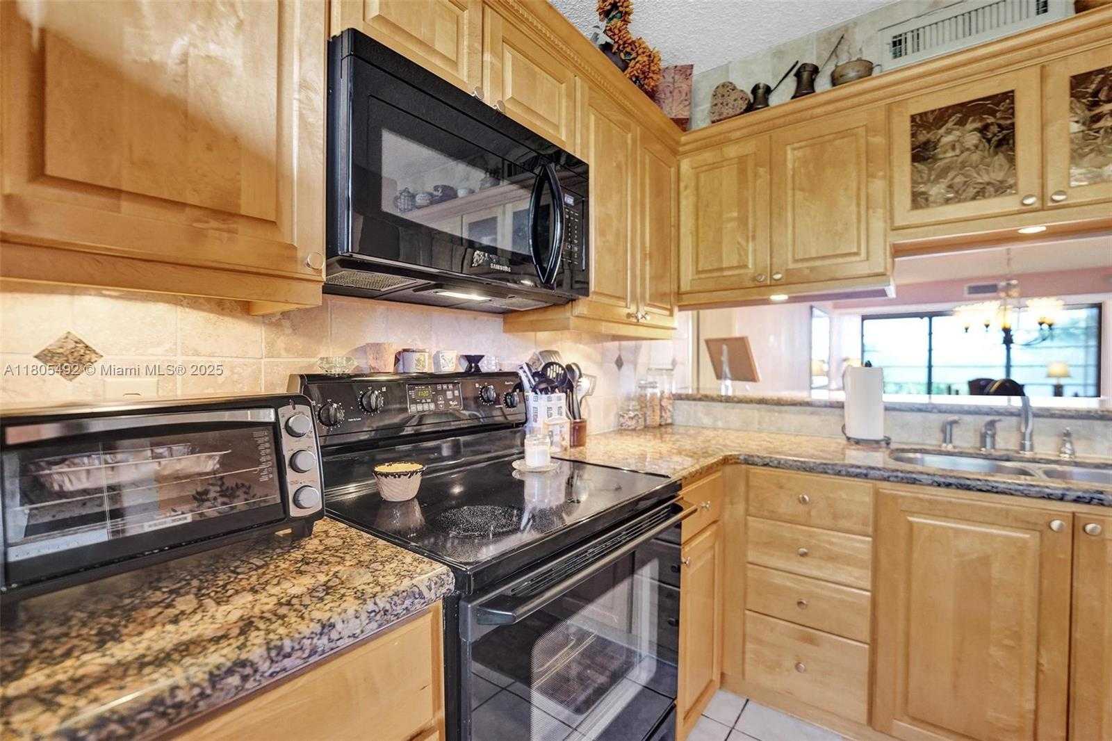 Small Image of 1510 WHITEHALL DR #402, Davie Number 5