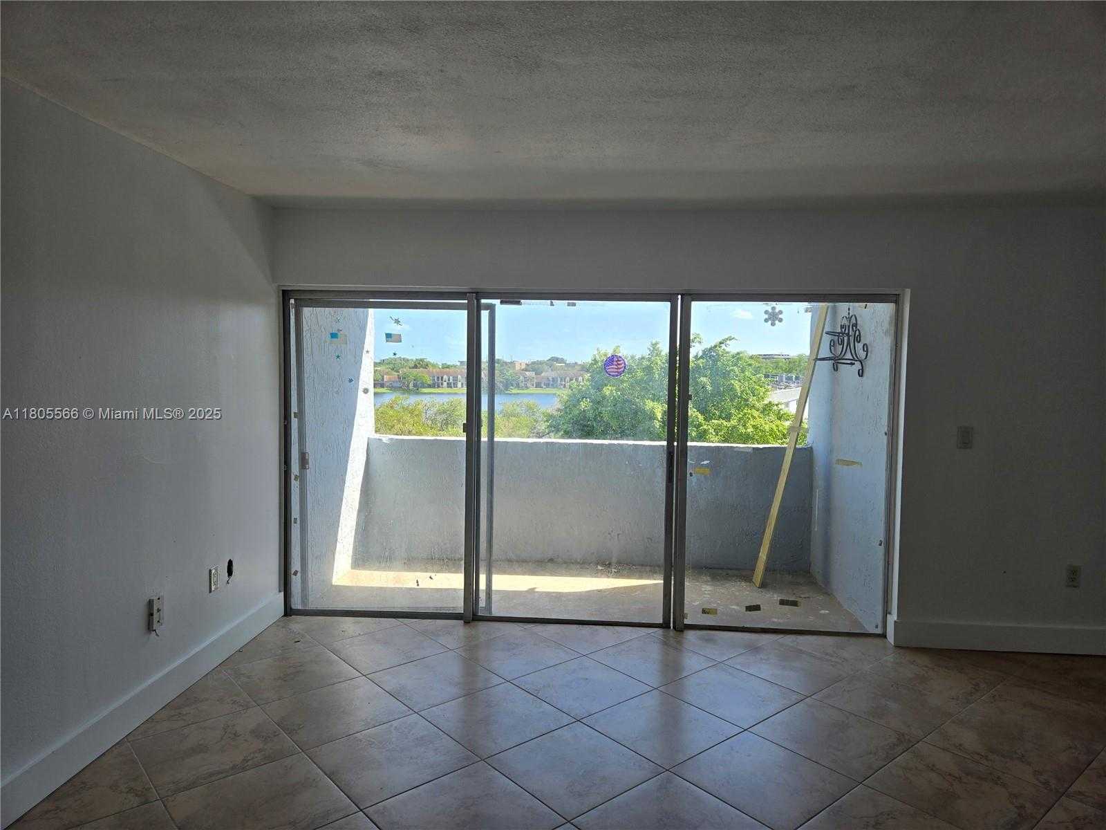 Small Image of 9375 FONTAINEBLEAU BLVD #L433, Miami Number 3
