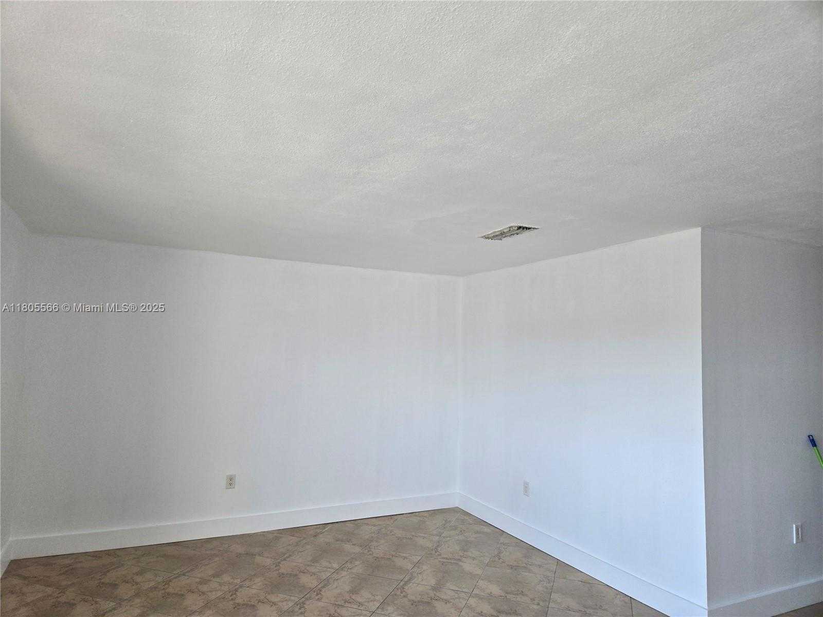 Small Image of 9375 FONTAINEBLEAU BLVD #L433, Miami Number 4