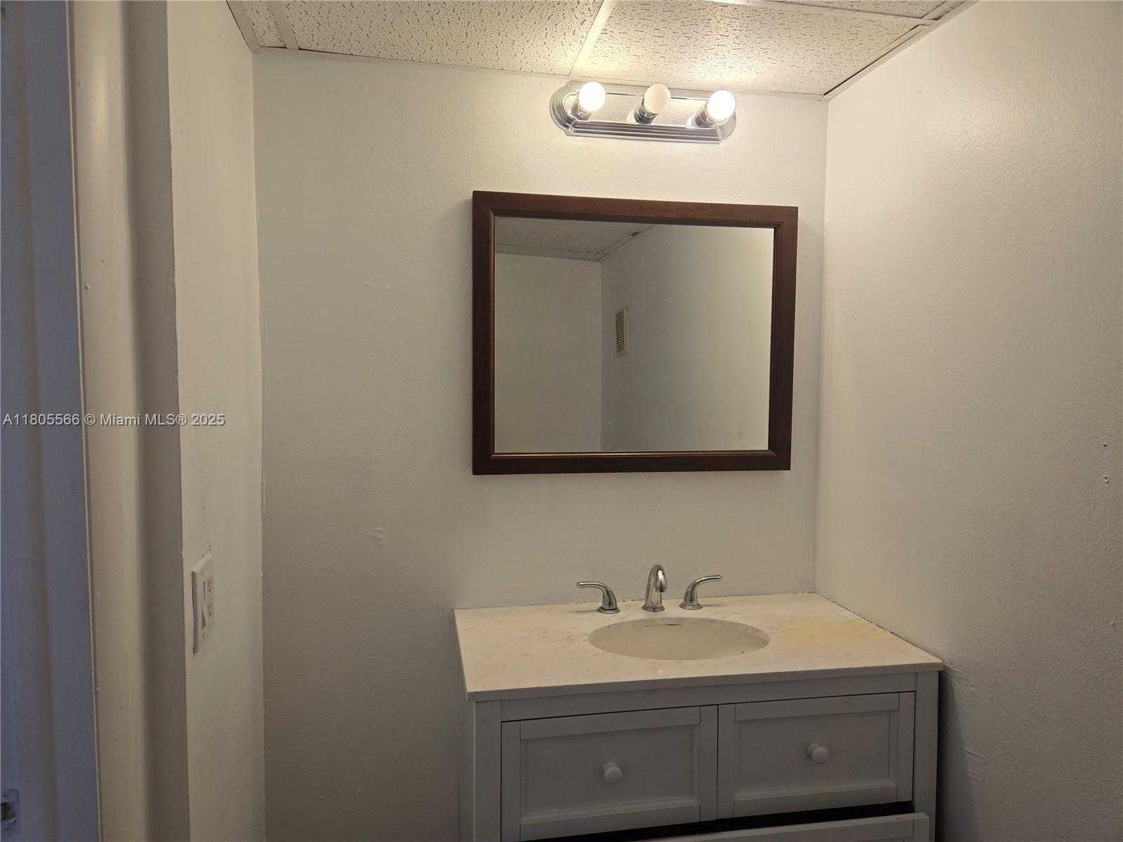 Small Image of 9375 FONTAINEBLEAU BLVD #L433, Miami Number 5