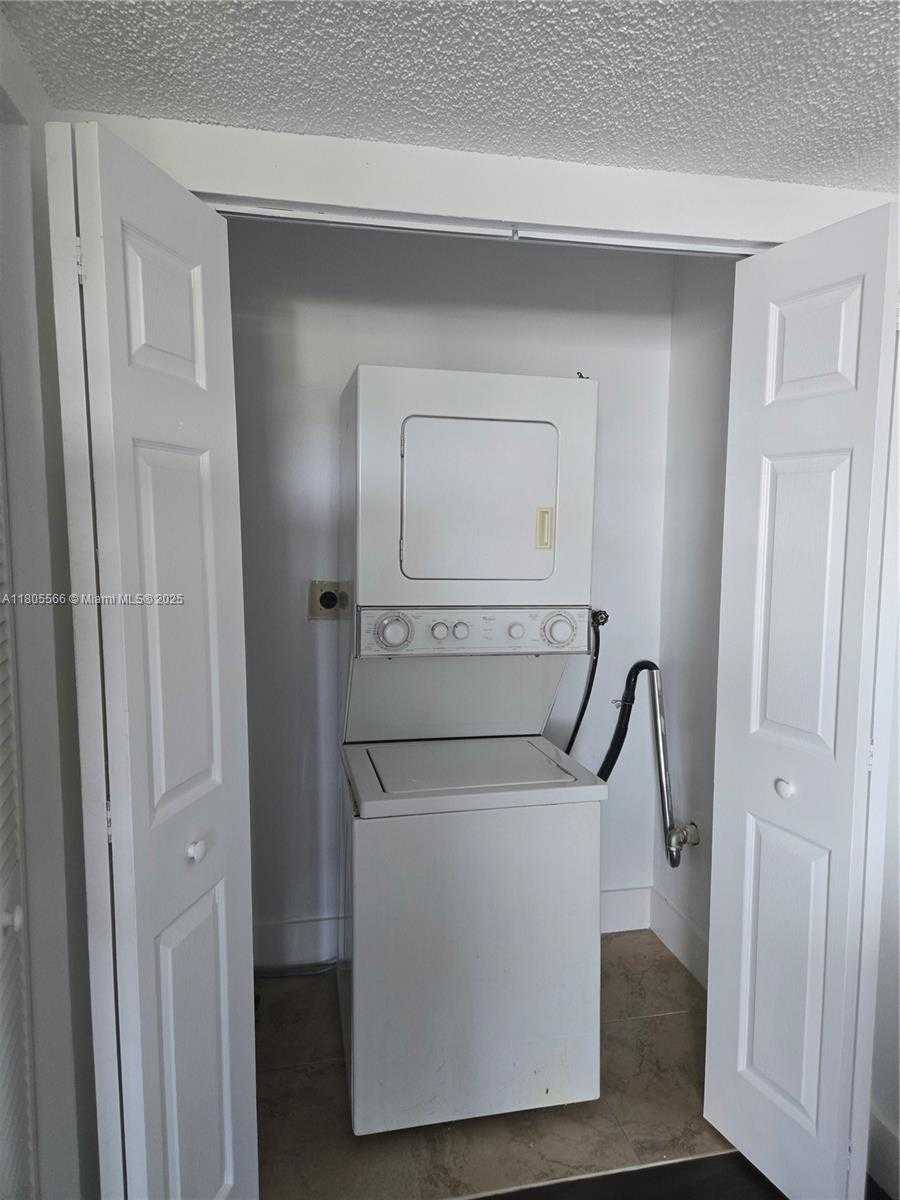 Small Image of 9375 FONTAINEBLEAU BLVD #L433, Miami Number 7