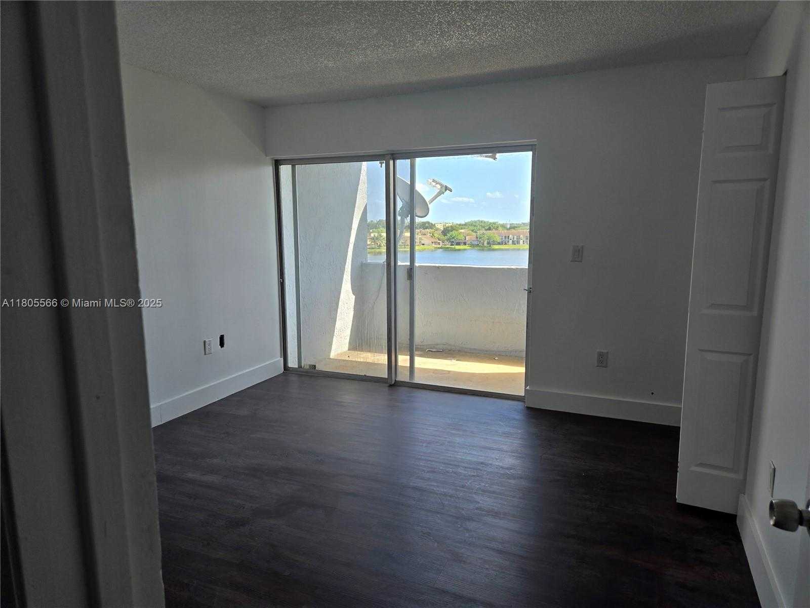 Small Image of 9375 FONTAINEBLEAU BLVD #L433, Miami Number 8
