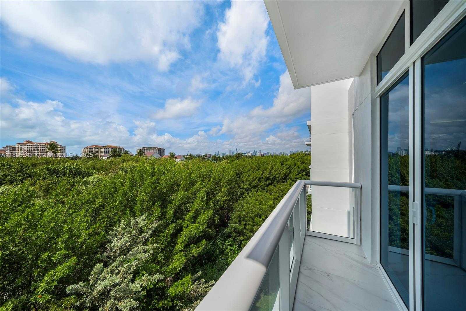 Small Image of 100 SOUTH POINTE DR #TH-13, Miami Beach Number 12