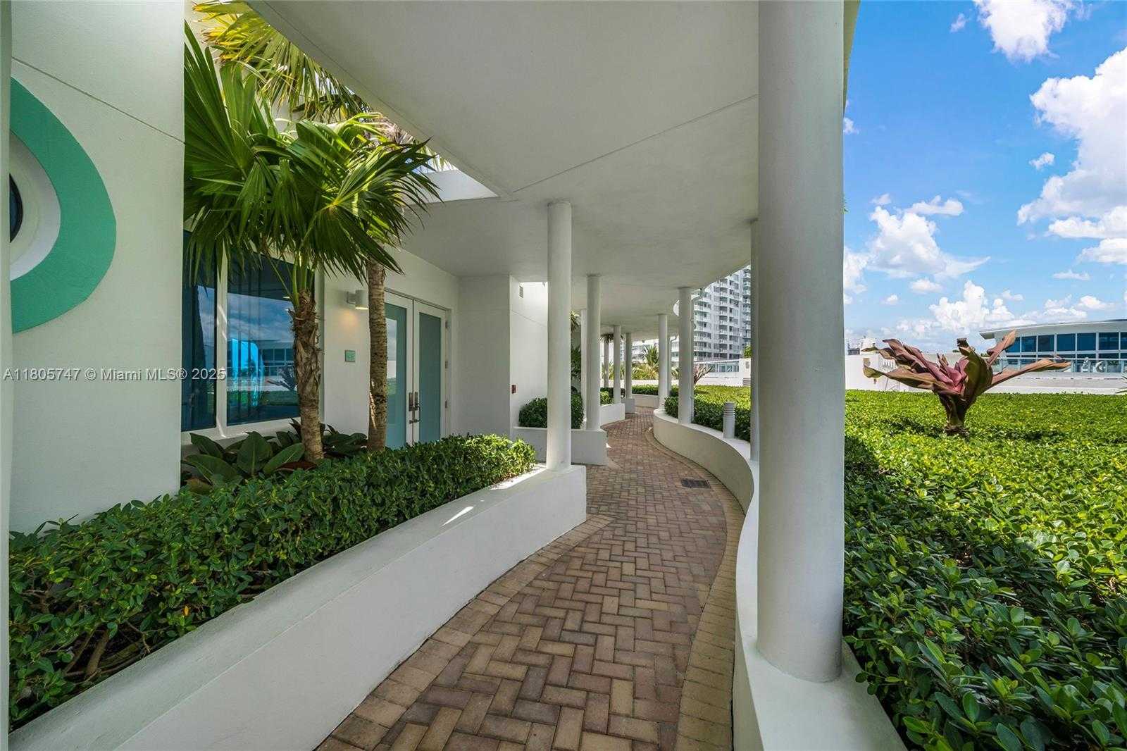 Small Image of 100 SOUTH POINTE DR #TH-13, Miami Beach Number 17