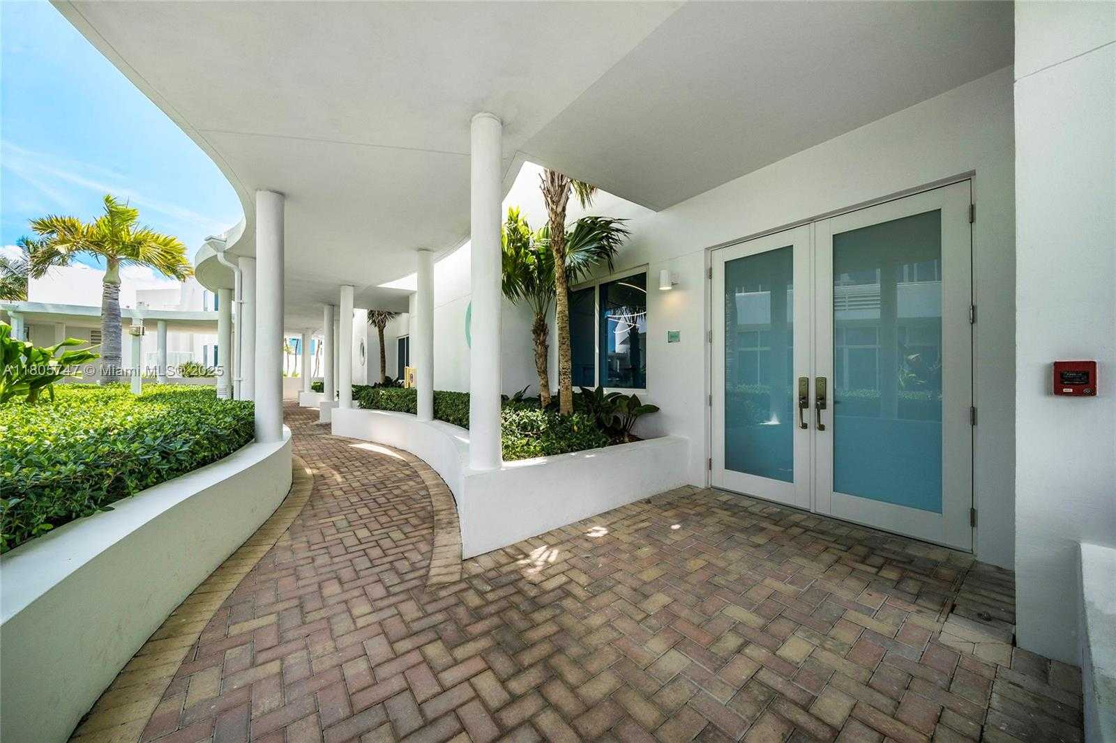 Small Image of 100 SOUTH POINTE DR #TH-13, Miami Beach Number 18