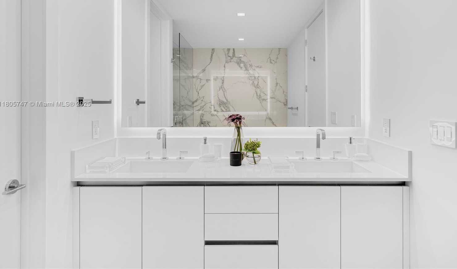 Small Image of 100 SOUTH POINTE DR #TH-13, Miami Beach Number 29