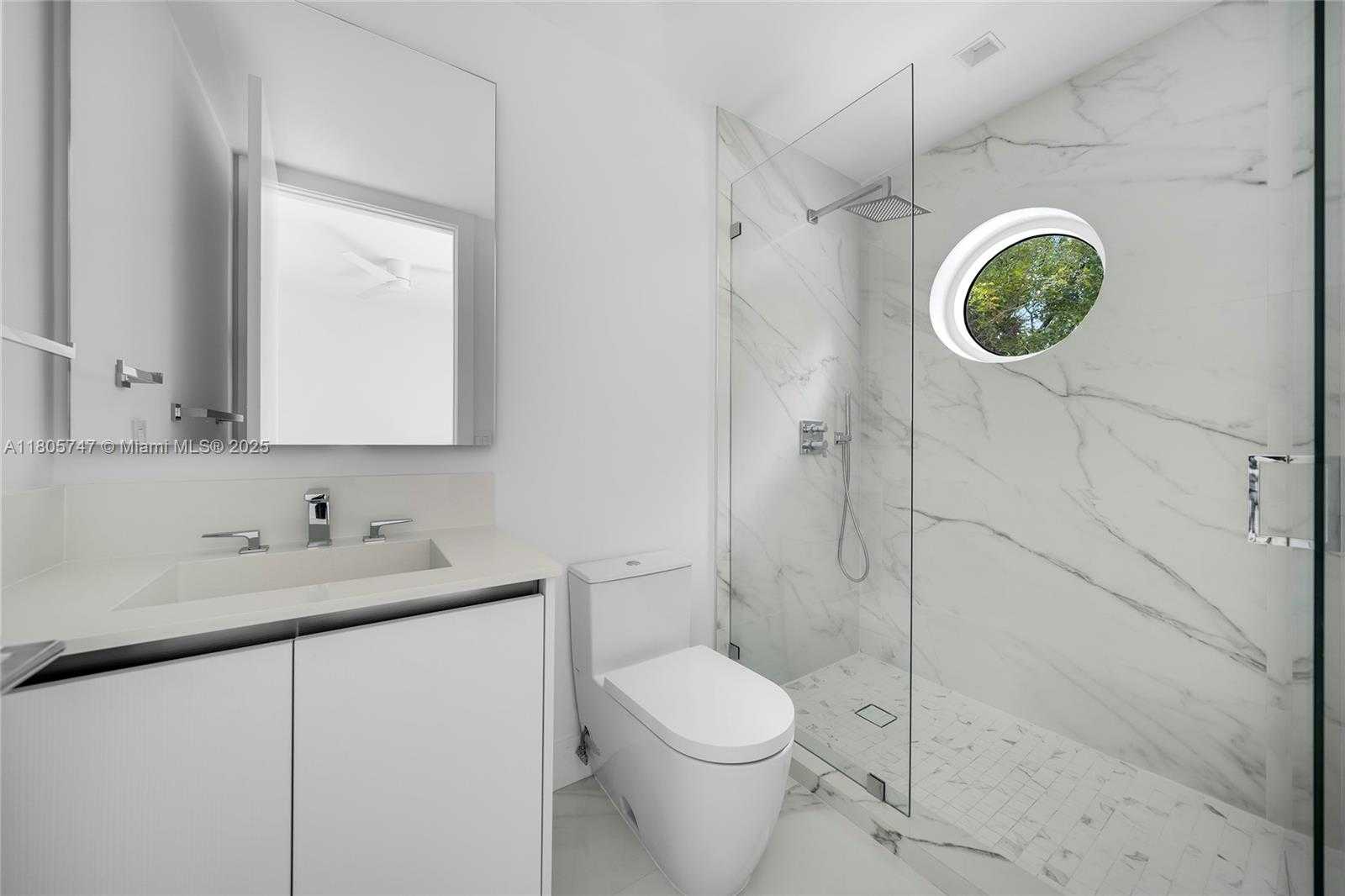 Small Image of 100 SOUTH POINTE DR #TH-13, Miami Beach Number 38