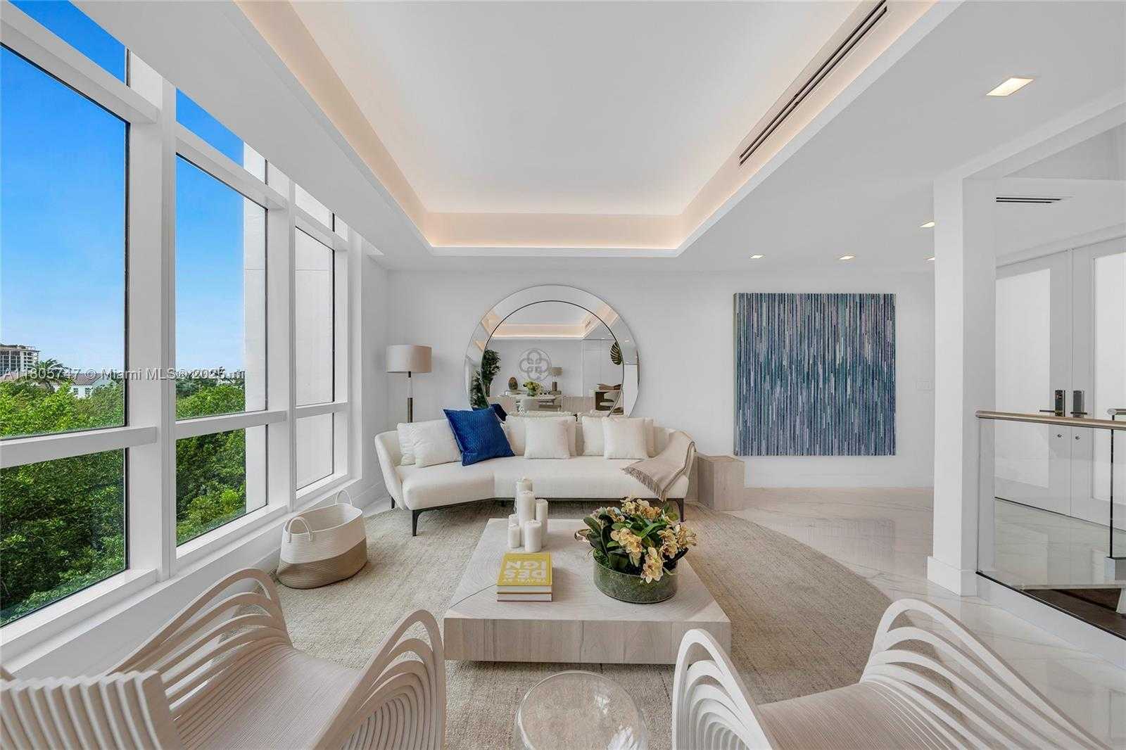 Small Image of 100 SOUTH POINTE DR #TH-13, Miami Beach Number 4