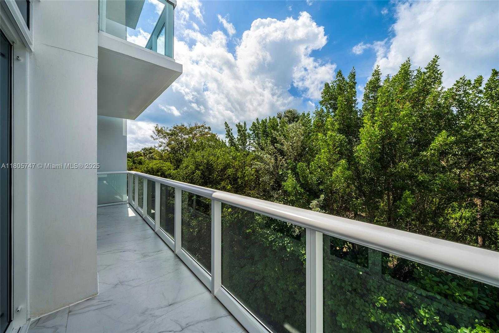 Small Image of 100 SOUTH POINTE DR #TH-13, Miami Beach Number 41