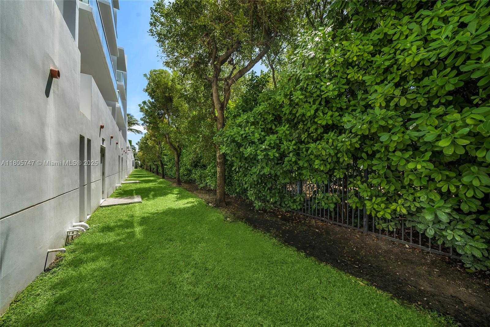Small Image of 100 SOUTH POINTE DR #TH-13, Miami Beach Number 46