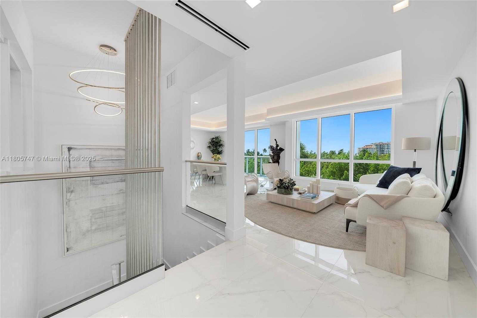 Small Image of 100 SOUTH POINTE DR #TH-13, Miami Beach Number 6