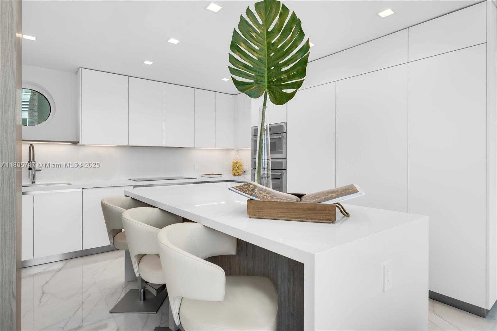 Small Image of 100 SOUTH POINTE DR #TH-13, Miami Beach Number 7