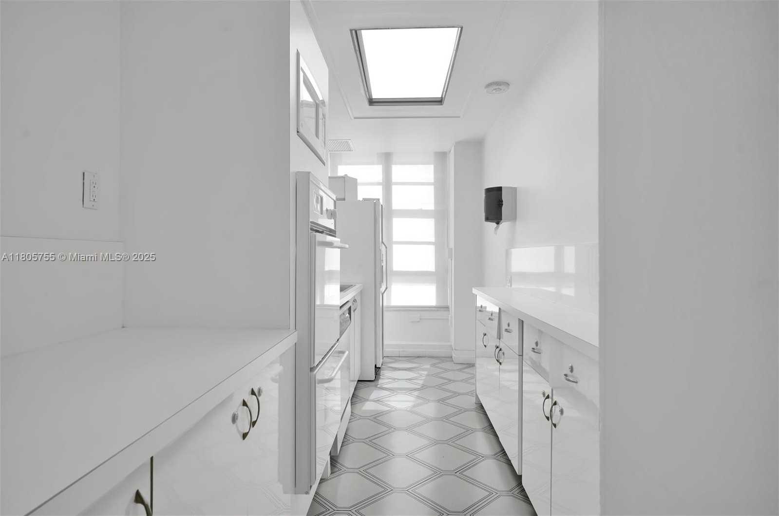 Small Image of 5660 COLLINS AVE #15B, Miami Beach Number 16