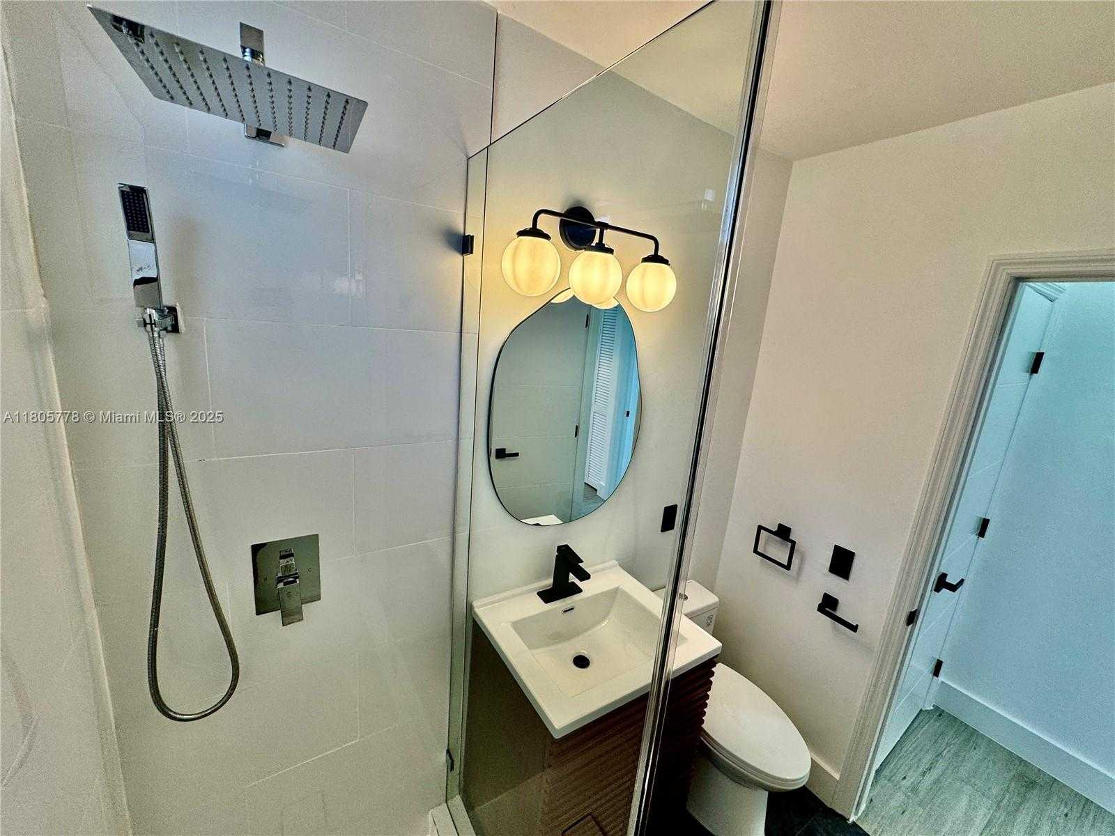 Small Image of 4710 PINE TREE DR #31, Miami Beach Number 12