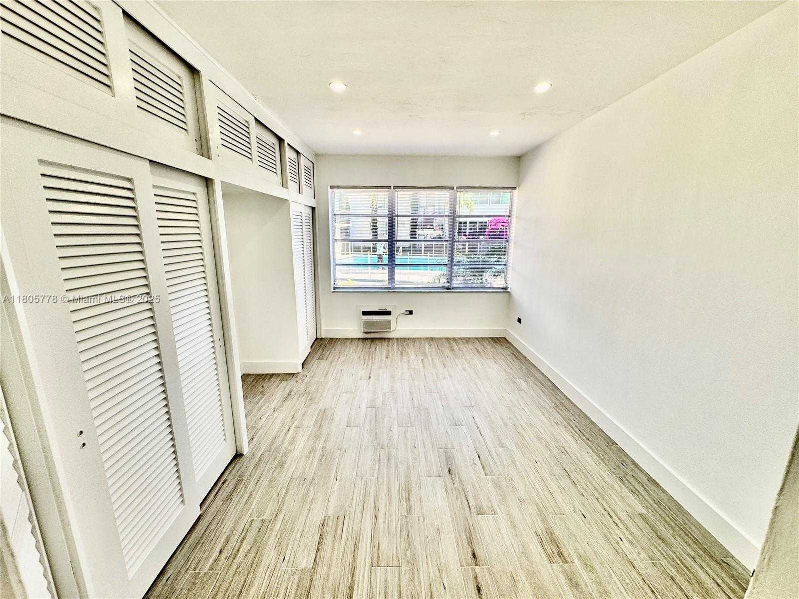 Small Image of 4710 PINE TREE DR #31, Miami Beach Number 13
