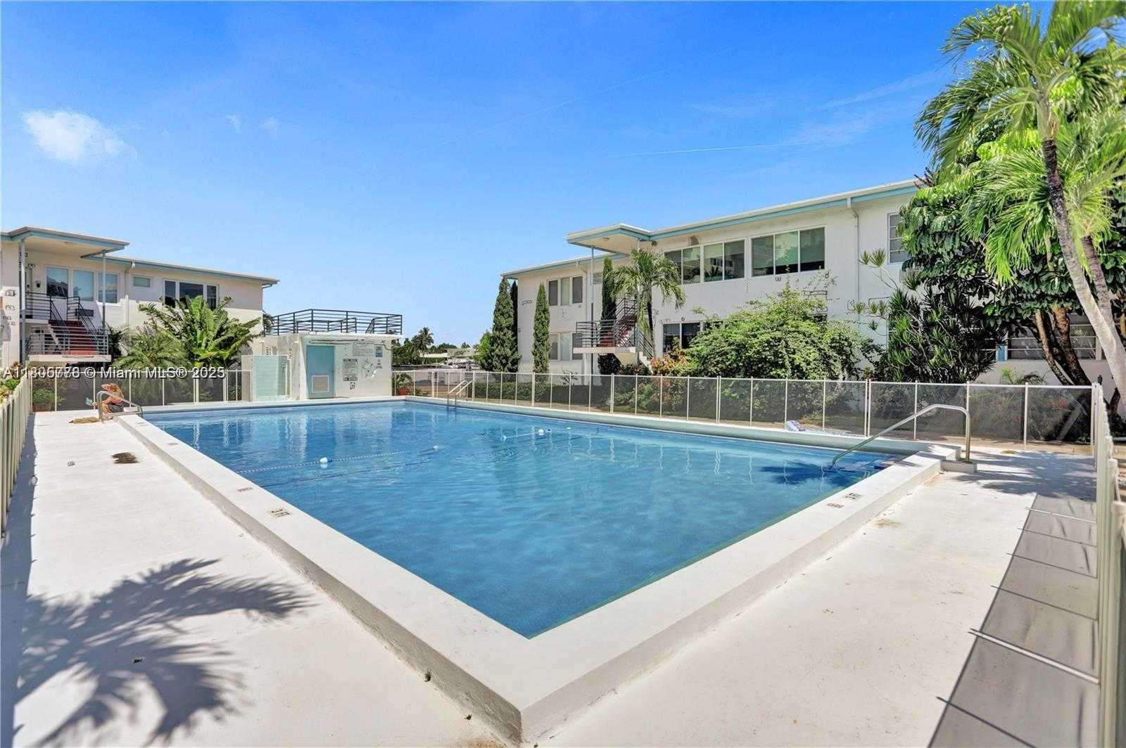 Small Image of 4710 PINE TREE DR #31, Miami Beach Number 19
