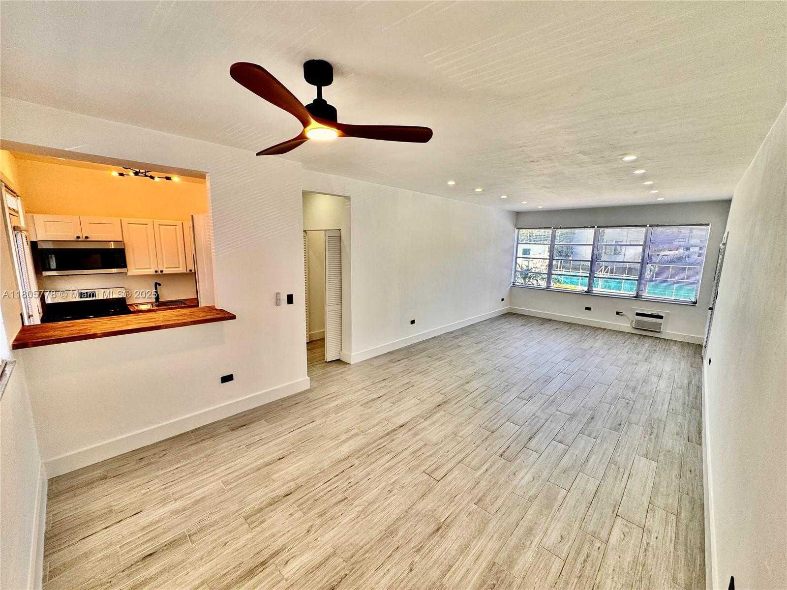 Small Image of 4710 PINE TREE DR #31, Miami Beach Number 3